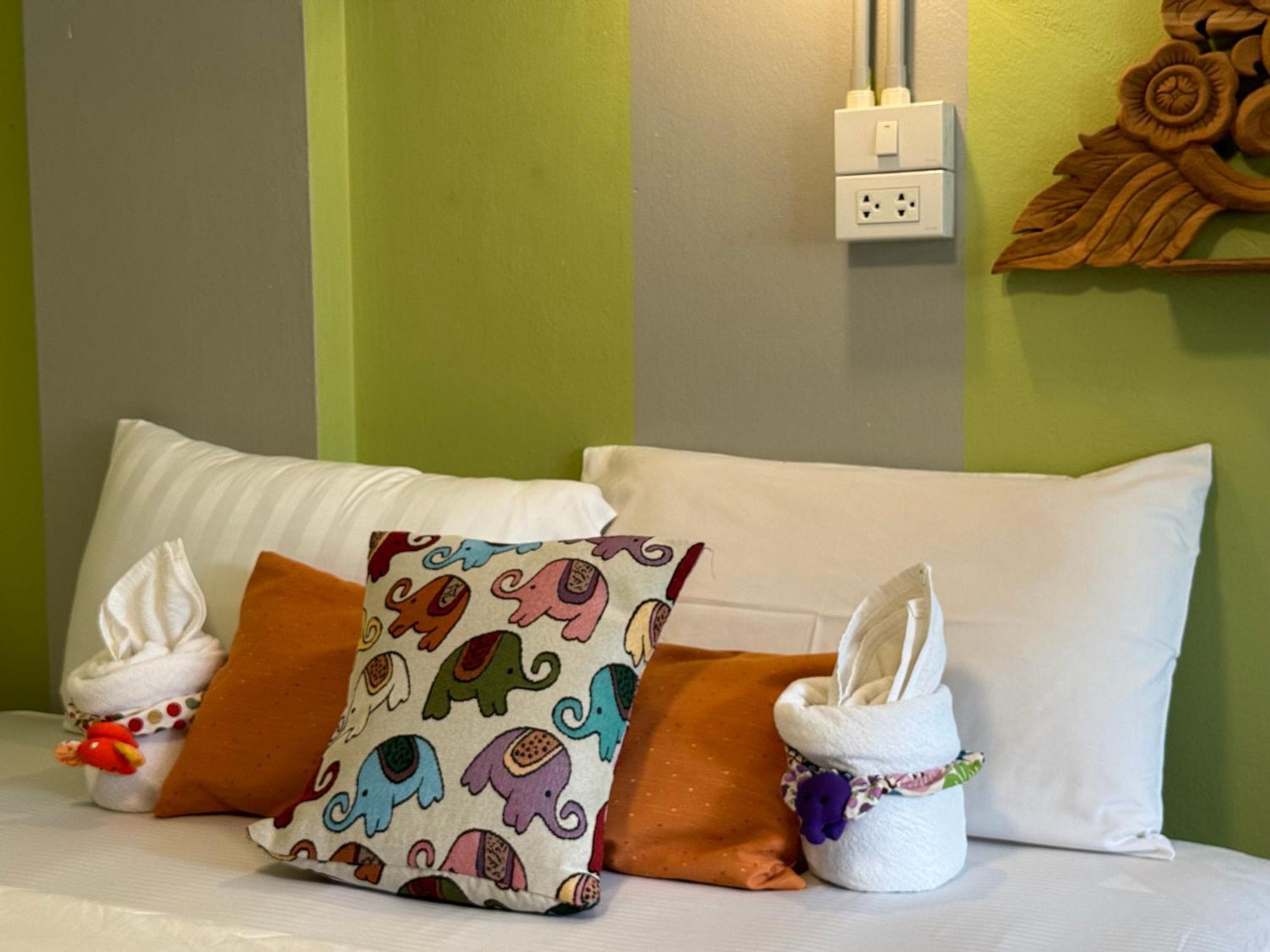 Retro At Phra Sing Guest House Chiang Mai Exterior foto