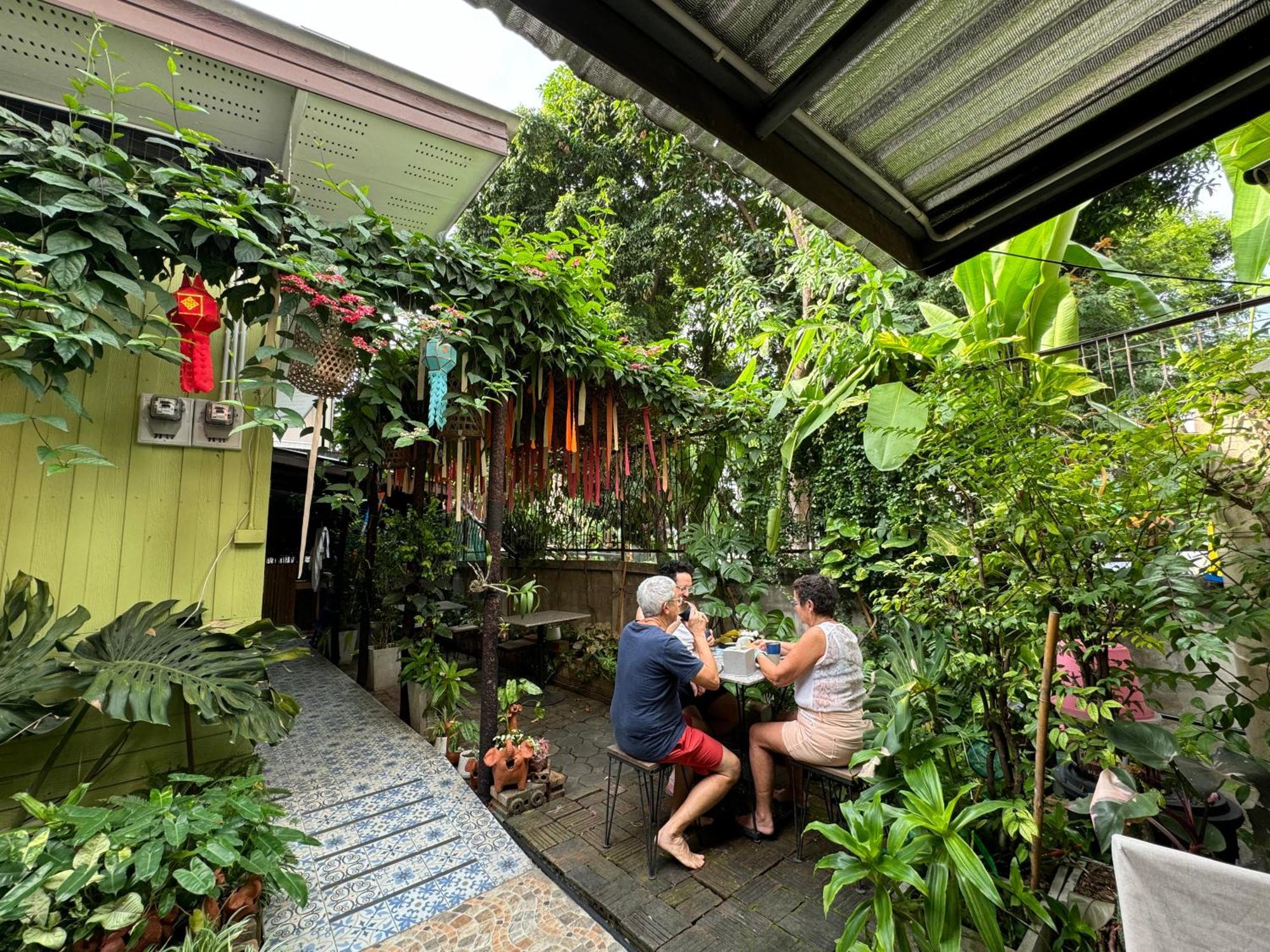 Retro At Phra Sing Guest House Chiang Mai Exterior foto